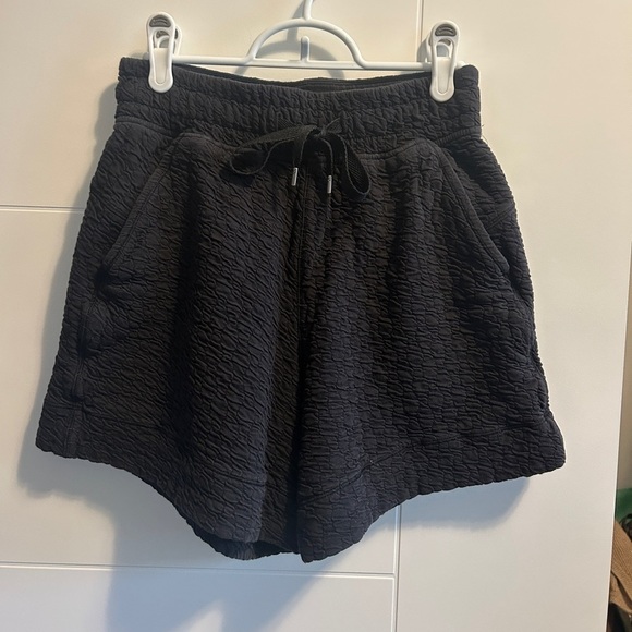 Lululemon Rippled Super-High-Rise Short 5" in Black ~ size 4 - Picture 4 of 8